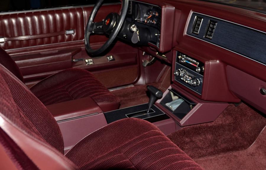 Интерьер Chevrolet Monte Carlo SS 1985 года  (фото 42 из 69)